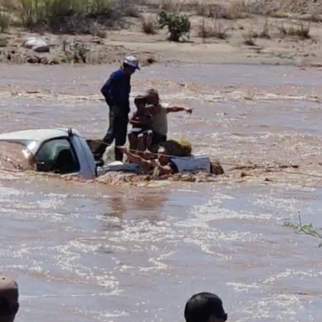 Pareja y Bebé Quedan Atrapados en Arroyo a Bordo de Camioneta de Caborca, Sonora